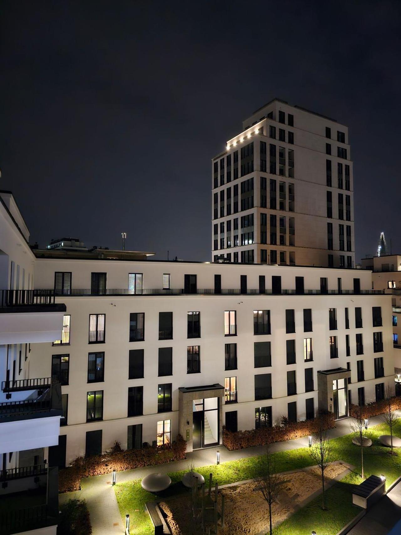 3 2 Bathrooms 2 Toilets New Center Of Underground Parking Space Contactless Self Check-in Apartment