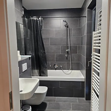 3 Rooms 2 Bathrooms 2 Toilets New Apartment Center Of Duesseldorf Underground Parking Space Contactless Self Check-In Exterior photo