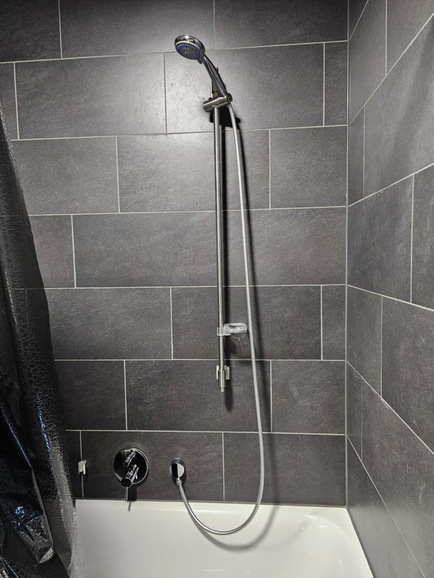 Apartment 3 2 Bathrooms 2 Toilets New Center Of Underground Parking Space Contactless Self Check-in Düsseldorf