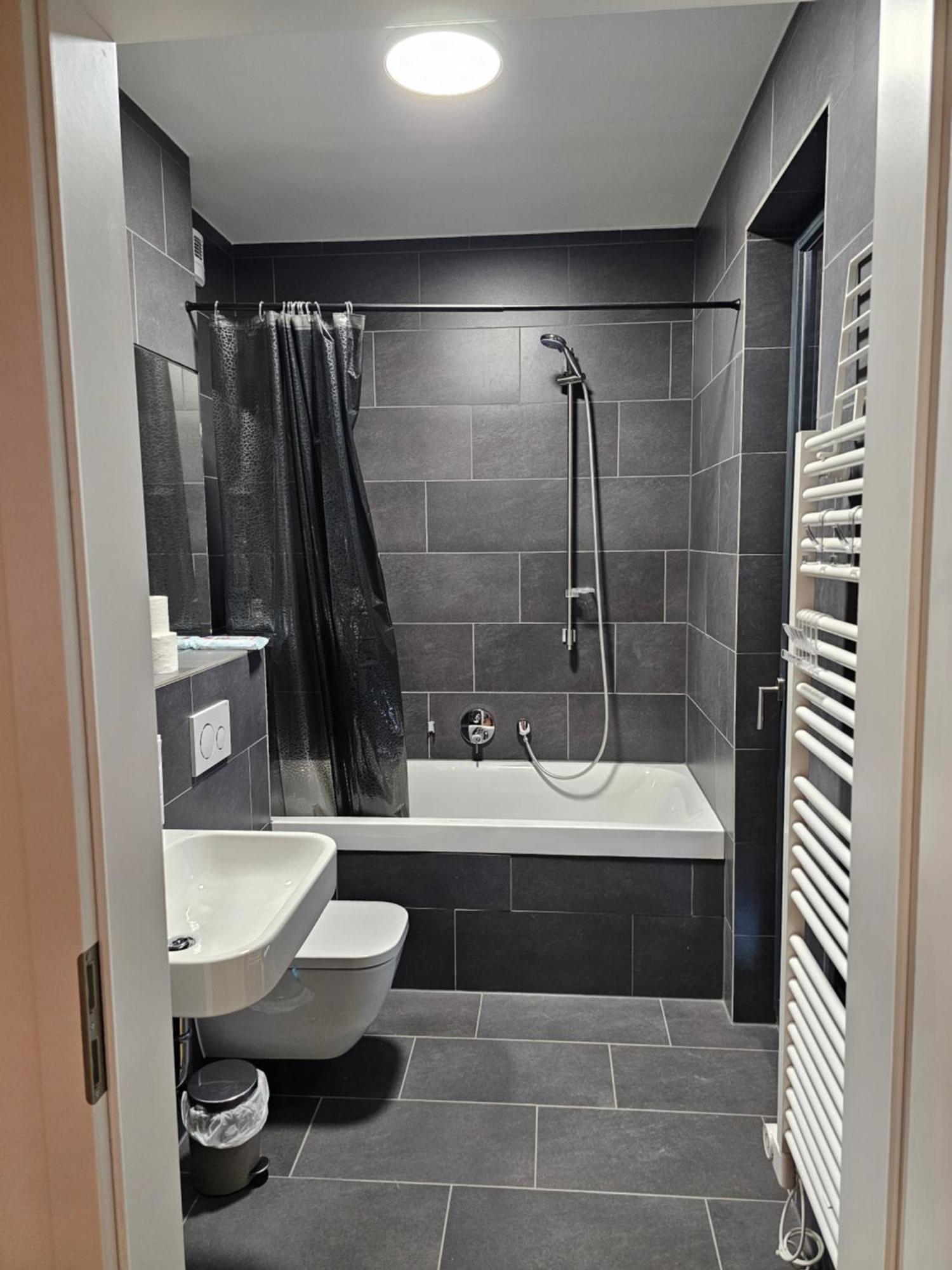 3 2 Bathrooms 2 Toilets New Center Of Underground Parking Space Contactless Self Check-in Apartament *